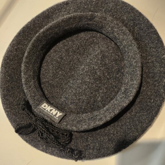 Vintage DKNY Wool Beret with Braded rim and tie - Picture 6 of 8